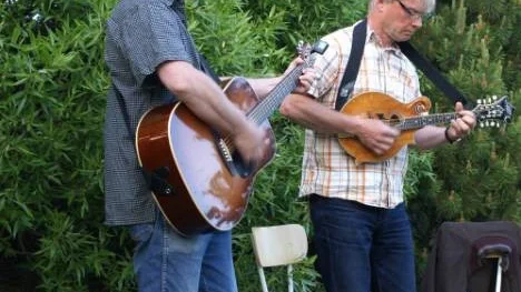 Per Rickardsson och Stefan Isaksson - halva Crossmountain Band - bjöd på  musikunderhållning.