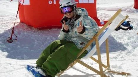 Älvsbysonen Niklas Granlund gör tummen upp efter två medaljer i finalen av North face ski challenge.