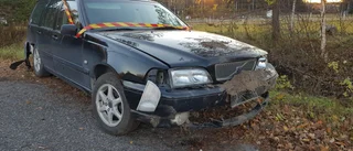 Personbil körde in i träd – en person till sjukhus
