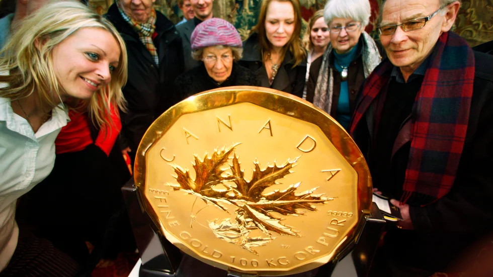 Det gigantiska myntet är just nu ute på turné i Europa. I dagarna visades det i Norge där Kåre Grönmoss till höger var en av dem som passade på att titta på guldpengen.