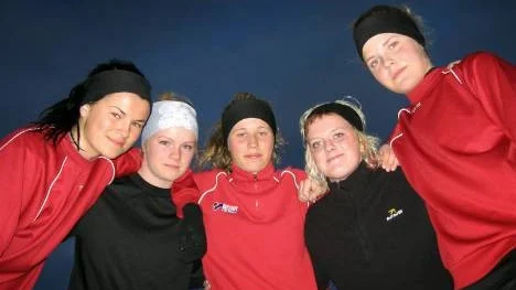 Förra säsongen spelade Blåsmarks SK och Svensby SK mot varandra i division 3. Nu har klubbarna gått samman och här ser ni fem av tjejerna, från vänster: Anna Bergström, Emma Westerlund, Linn Viklund, Cecilia Wikström (ny från Norrsken) och Julia Viklund.