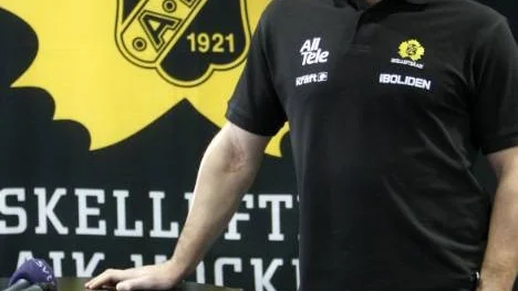 Micke Renberg hyllades under matchen när Skellefteå besegrade Södertälje i elitserien.