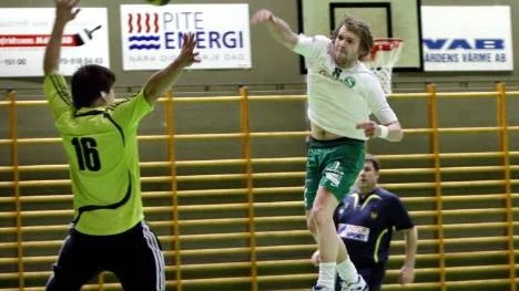 Claes Forsberg (i vit tröja) och hans medspelare i Strömnäs är taggade inför morgondagens kvalmatch till division 2, mot HK Stockholm."Vi är oerhört laddade. Vi vill inte spela i trean nästa år, vi vill spela i tvåan", säger han. (Arkivbild)