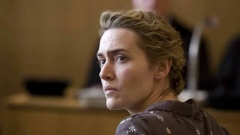 Oscarsbelönade Kate Winslet lyckas förvandla sin rollfigur Hanna Schmitz från filmkliché till människa.