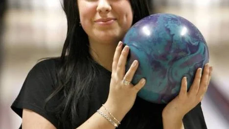 Luciakandidat tre, Anna Sandberg, älskar bowling. Hon tränar två gånger i veckan tillsammans med lagkamraterna i Piteå BF.