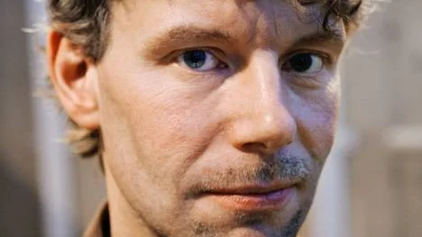 Jan Arnald, som skriver böcker under pseudonymen Arne Dahl, är en av Sveriges mest populära kriminalförfattare.