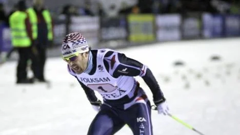 Mats Larsson bäddade för Åsarnas seger i teamsprinten. Men han får inte åka med till OS i Vancouver.