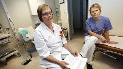 Barnmorskorna Gudrun Berglund och Elisabeth Marklund på Piteå älvdals sjukhus sågar lönefrysningen som arbetsgivaren planerar för Vårdförbundet. "De skulle aldrig våga röra läkarnas löner", menar Berglund.