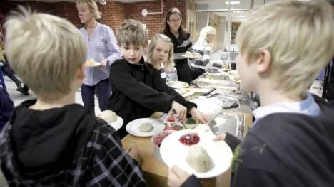 Christinasalens gamla foajé blir kvar som skolmatsal trots hög ljudnivå och trängsel. (Arkivbild)