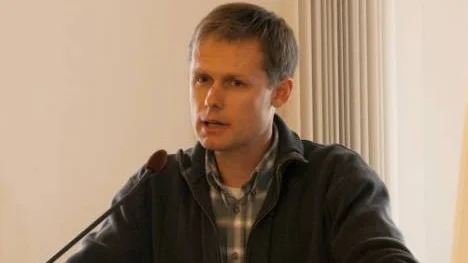 "En tillfällig åtgärd i en krissituation". Så motiverade Peter Manner (V) partiets förslag att höja kommunalskatten med 52 öre.