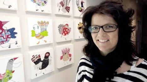Marie Lindgren målar alltid i akryl, för att det är mest praktiskt då ateljén är hemma i köket. Fåglarna är ett uttryck för hur hon ser på sina medmänniskor: Humoristiska och med roliga mönster. "Vi går alla omkring med en fasad av att vara omedvetna om hur vackra vi är. Våra ansiktsuttryck är neutrala, ändå spritter det i oss".