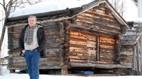 Lars Liedgren visar en av de äldsta bevarade timringarna i Arjeplogs samhälle. En liten bod som ursprungligen stod vid gamla marknadsplatsen. Efter åtskilliga flyttningar, och efter att bland annat ha använts som lekstuga, tillhör timmerboden Silvermuseet.