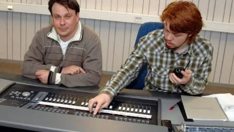 DIREKTSÄNder. Roger Norén, konserthuschef på Studio Acusticum, och Fabian Begnert, student på ljudingenjörsutbildningen på LTU institution för musik och medier, vid mixerbordet i kontrollrummet. Foto: Jonas Hansson