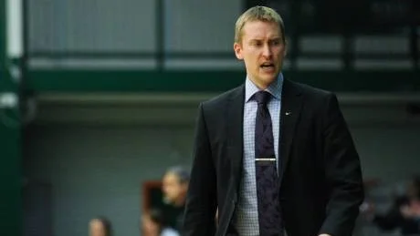 BESVIKEN. Luleåcoachen Dennis Pihl försvann snabbt efter förlusten med 66-73 i rond 1 av 5 mot Telge på bortaplan.