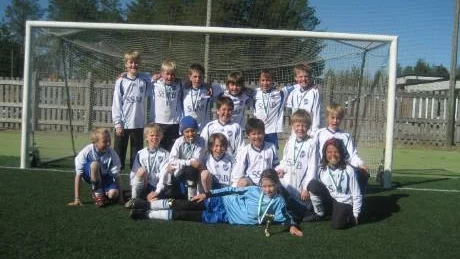 VINNARKILLAR. IFK Luleås P99 vann helgens sjumannacup på Bergnäset. Stående från vänster: Ruben Wiklund, Filip Båving Kankanranta, Tim Strand Öberg, Max Lindbäck, Alexander Persson, Ture Hassler. Sittande från vänster: Måns Stenlund, Carl Sundström, Anton Olofsson, Viktor Behm, Joakim Blomqvist, Carl Behm, Edwin Hamstig, Gustav Holst, Edwin Berhan, Anna Wiklund. Saknas på bilden: Theo Sannerborg, Samuel Sundqvist, Olle Wrede.