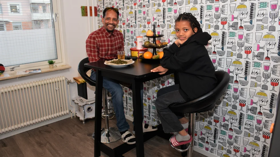 Mehretab Tesfay och dottern Melat kan andas ut i sitt nya boende. Melat ville inte flytta från Kiruna och nu har familjen lyckats köpa en lägenhet.
