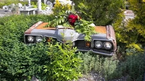 BLOMSTERUTSMYCKNING. Har du en gammal bil stående kan du pimpa den som denna gamla Cadillac.