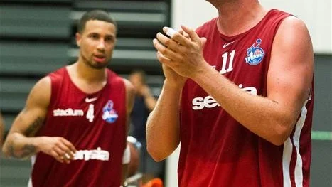 KAPTENEN. Johan Åkesson är en av LF Baskets mest rutinerade spelare. Nu ställer han ett krav på sitt lag inför premiären.