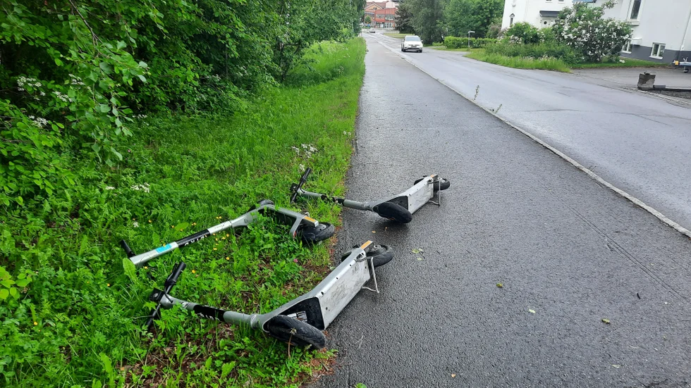 Ibland har det legat elsparkcyklar illa till på gång- och cykelvägar men Rebecka Granström tycker ändå att det fungerat okej. (Arkivbild)