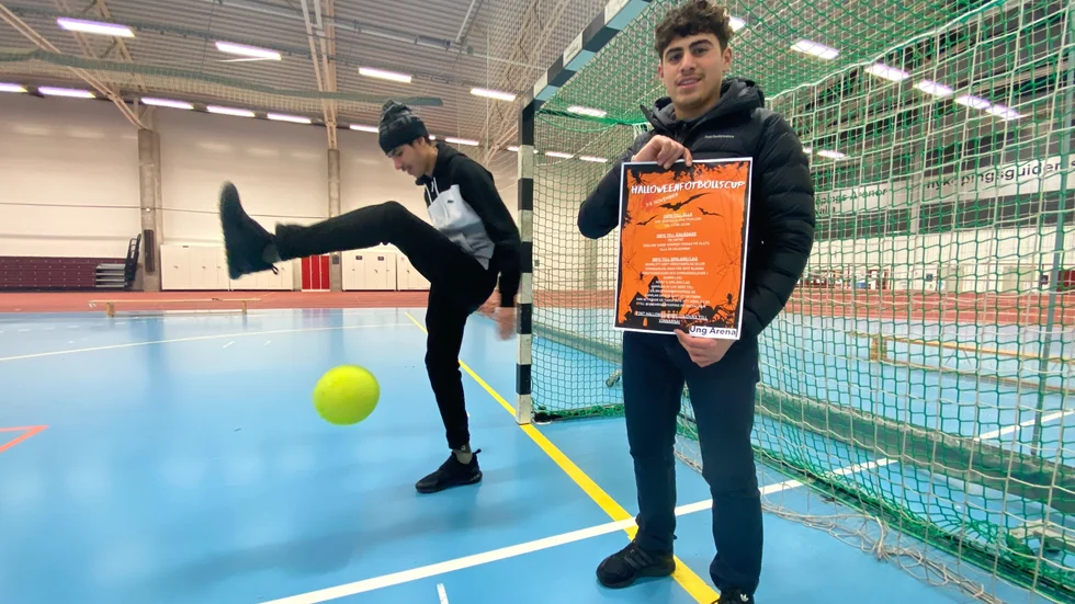 Med hjälp av en affisch sprider Moussa Benalaya och Mustafa Sheikh Haidar budskapet om sin fotbollsturnering på halloween. Åtta lag har redan anmält sig.