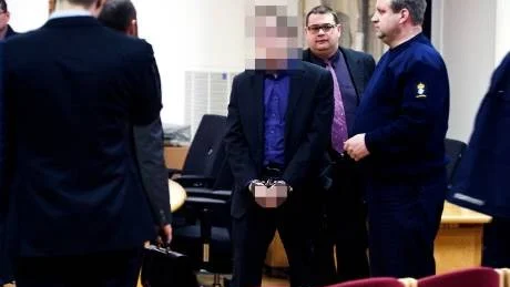 INFÖR RÄTTA. Den 29-årige Red & white crew-medlemmen förs ut av häktesvakterna efter rättegången. I bakgrunden skymtar hans advokat, Marko Tuhkanen.