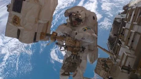 RYMDMAN. Svensken Christer Fuglesang blev kändis när han fick åka ut i rymden år 2006. Här tar han en rymdpromenad och reparerar rymdstationen ISS.