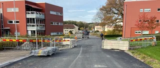 Försenat igen på trafiktäta Tosterön – genomfart inte tillåten: "Bussarna kommer gå via Frejastråket tidigast i december"