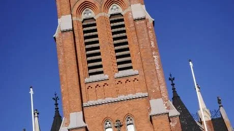 "VANSINNIGT ROLIGT. "Jag blev så glad i morse när jag såg att kyrkklockan är igång igen", säger Mona Ledin.  Foto: Linda Wikström
