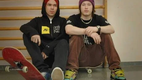BYGGER NYTT. Kristoffer Fredriksson och Stian Isaksen bygger på Kirunas nya skejthall som öppnar i Centralskolans gymnastikhall.
