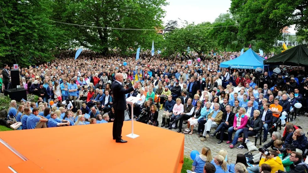 Dåtid. Almedalen blir större men i år är det en ny uppställning partiledare, Reinfeldt är inte partiledare längre.