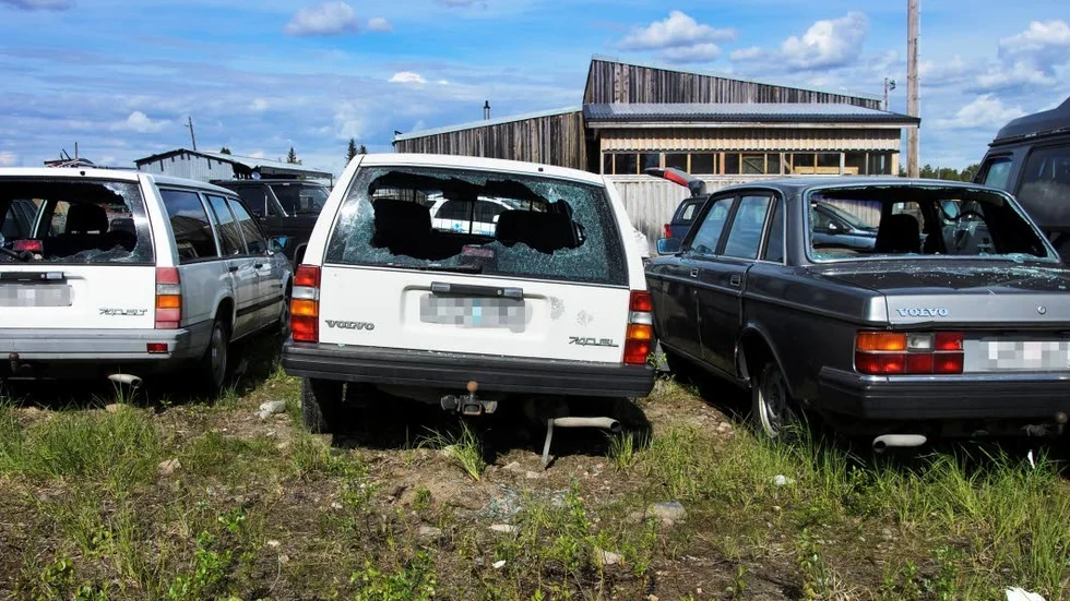 Äldre bilar. Det var inte de allra nyaste bilarna som utsattes för skadegörelsen men flera av dem var ändå funktionsdugliga. Nu lutar det dock åt att de allra flesta kommer att skrotas.