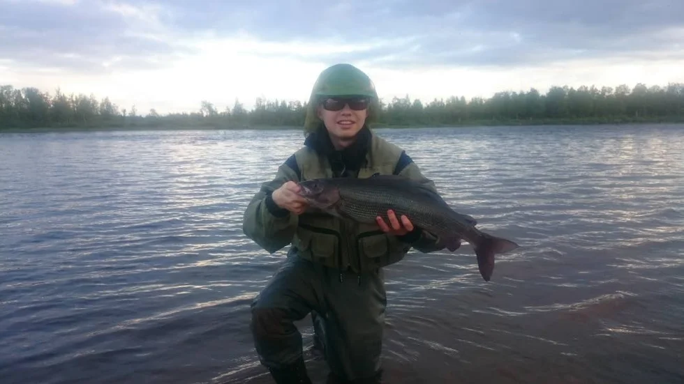 Vinnarharren? I den heta harrklassen är det bäddat för hård strid in i det sista om titeln distriktsmästare. Niklas Ahnqvist från Granbacka mellan Gällivare och Malmberget har kopplat ett segergrepp med den här drömharren på 2054 gram fångad i Kaitumälven. Nu är frågan: Finns några utmanare?
