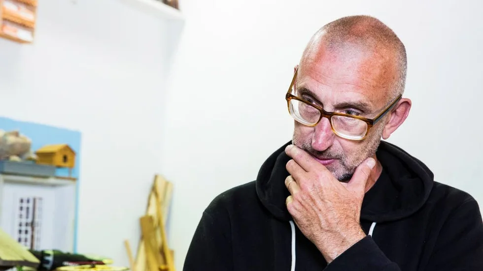Musik. "Jag var väldigt blyg och nervös som ung och jag hade en extrem scenskräck. Nu när jag fyllt 60 år är framträdandet något jag gärna utsätter mig för, och trivs med.", säger konstnären Mats Wikström.