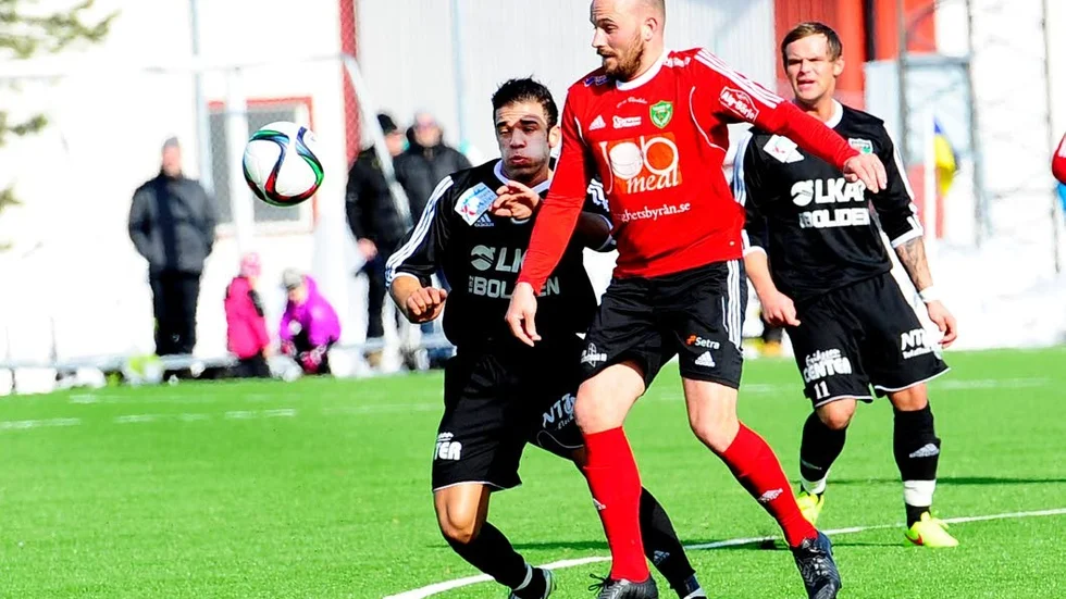 Missad straff. Aaron Spear, i bakgrunden, belv både målskytt och straffmissare i matchen mot Söderhamn.