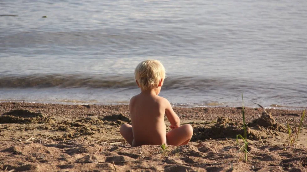 Passa på.  Torsdagen bjuder på hyfsat badväder, så alla lediga kan passa på att ta en sväng till badstranden.