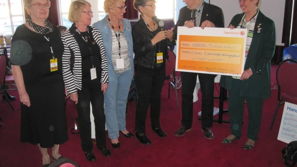 Gåva. På bilden ovan från vänster: Kristina Öhgren, Ingrid Lundström, Gunnel Larsson och Margareta Bäckman från Lions club Nyckeln. Mottagare var fondens representanter Martin Enkvist Lions club Vindeln samt Britta Olsson Lions club Vuollerim.