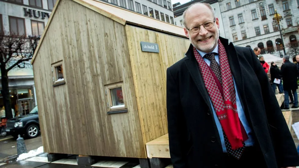 Namngivare. Tidigare bostadsministern Stefan Attefall framför ett Attefallshus.