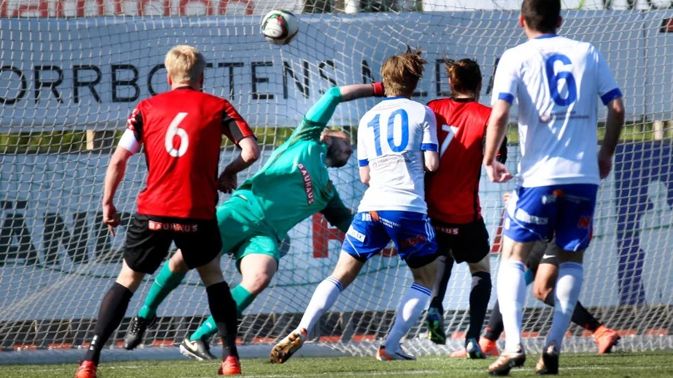Joel Rajalakso sätter 1–1 bakom Daniel Örlund.