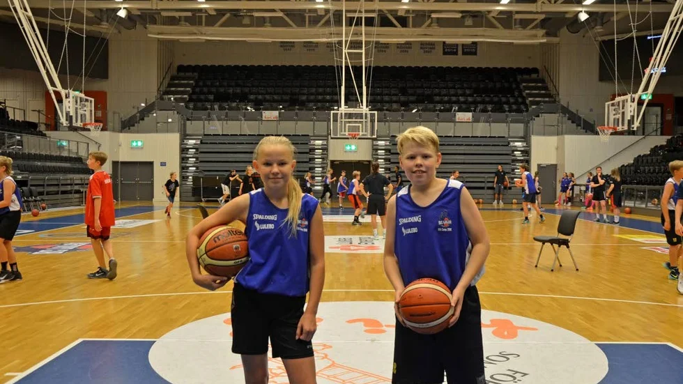 Talanger. Lisen Djärv och Edvin Erickson från Antnäs BK respektive Sunderby SK får nöta på detaljer under basketlägret i Luleå Energi Arena.