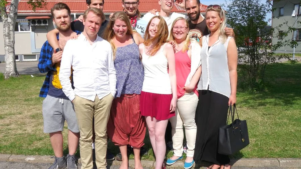 Flygfärdiga. Övre raden: John Strömshed, Mohammed Salem, Alexander Olofsson, Pontus Johansson, Marcus Nigeus.
Nedre raden: Marcus Fredriksson, Emma Terling, Nellie Andersson, Anne-Marit Pentha Päiviö, Alexandra Neudatjina. Viktor Lundmark är redan igång och arbetar och saknas därför på bilden.