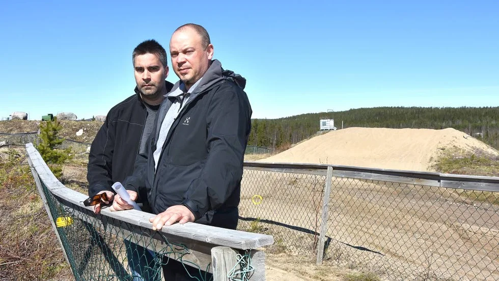 Nedläggning av tävlingar. Peter Sirugo och Mikael Gunnard tycker att avgiften för ambulanshyran är för hög. " Någoting måste hända, annars måste vi lägga ned", säger Peter Sirugo.
