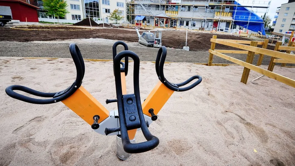 Bötfälls. Bygget av nya förskolan Solkatten på Östermalm kan bötfällas av kommunens egen miljö- och byggnadsnämnd för brott mot både PBL och miljölagen.