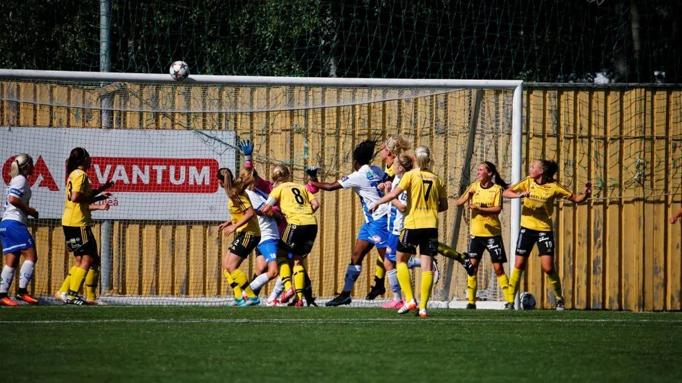 Ribbskott. Här räddades Notviken av ribban, men sett till hela matchen så räckte det inte utan laget förlorade toppmatchen mot Timrå med 1–2.