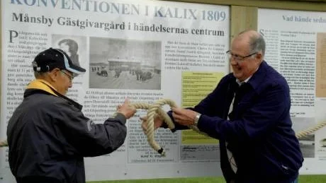 INVIGT. Karl Lantto och Bengt-Göran Nilsson från Kalixbygdens forskarförening invigde minnesmärket i Månsbyn.