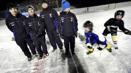 kritiska föräldrar. Per-Erik Juuso, Mats Forsström, Kaj Oja och Helena Bergman är alla kritiska till att Luleå kommun låter en person med missbruksproblem bo nära skolan. Foto: Andreas Wälitalo