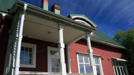 BEVARANDEVÄRD. I januari nästa år ska ett förslag på bevarande av det försvinnande Malmberget i olika former läggas fram för beslut av LKAB:S ledning eller styrelse. Den här fastigheten, intill den så kallade Tuoddarvillan i Malmberget är en av de fastigheter som dokumenterats av fotografen Michael Johansson för Gällivare kommuns räkning. Bevarandevärd eller inte? Det avgör LKAB.