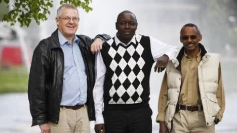 Anders Lindh från Blåslampan och Michel Ntoto och Achmed Hassan från Föreningen vänskap anordnar Internationell matfest och Rockest i Lomtjärnsparken i sommar.