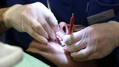 Att slå samman tandvården i de tre nordligaste länen skulle ge patienterna bättre förutsättningar, främst när det gäller specialistvård. Så motiverar tandvårdschefen i Norrbotten, Klas Tunbrå, förslaget. (Arkivbild)