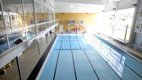 Efter ett omfattande saneringsarbete efter vattenskadan öppnar Öjebyns simhall för allmänheten igen i oktober.