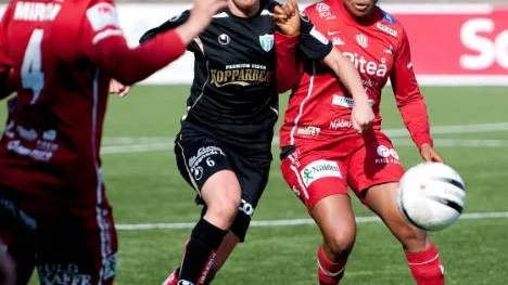 Ulumna Jerome, till höger, kom in på Piteås mittfält i andra halvlek och då fick Piteå lite mer att säga till om. Här ses Ulumna i kamp med Göteborgs mittfältare Anna Ahlstrand.